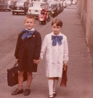 In foto erano compagni di classe, ora sono SUPER famosi: loro sono G...Altro...