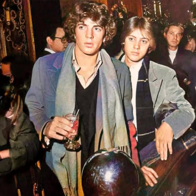 Do you recognize them? A rare photo from 1977 shows two future icons at a famous film premiere