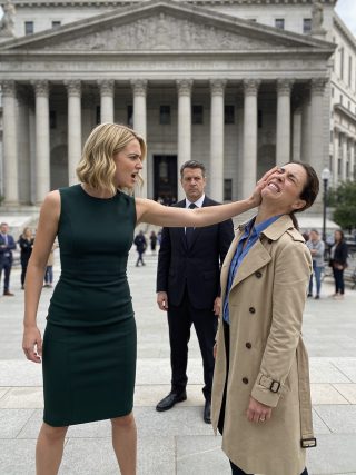 L’amante di mio marito mi ha schiaffeggiata fuori dall’aula. Non ho pianto, non ho urlato… Ho solo sorriso. Pochi minuti dopo, tutti nella stanza scoprirono chi ero davvero.