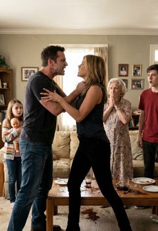 La camminata verso la residenza dei King mi sembrò una marcia verso un campo di battaglia. Sistemai il tessuto ruvido della camicetta di Jenna, quella abbottonata fino al mento per nascondere i peccati di una codarda. Avevo le sue chiavi, la sua fede nuziale e un decennio di furia protettiva che mi ribolliva sotto la pelle.