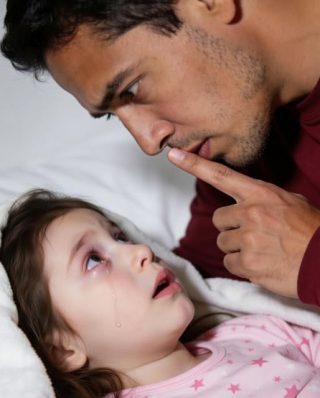 “Papà… ho un mal di schiena terribile e non riesco a dormire. La mamma mi ha detto di non dirtelo.”