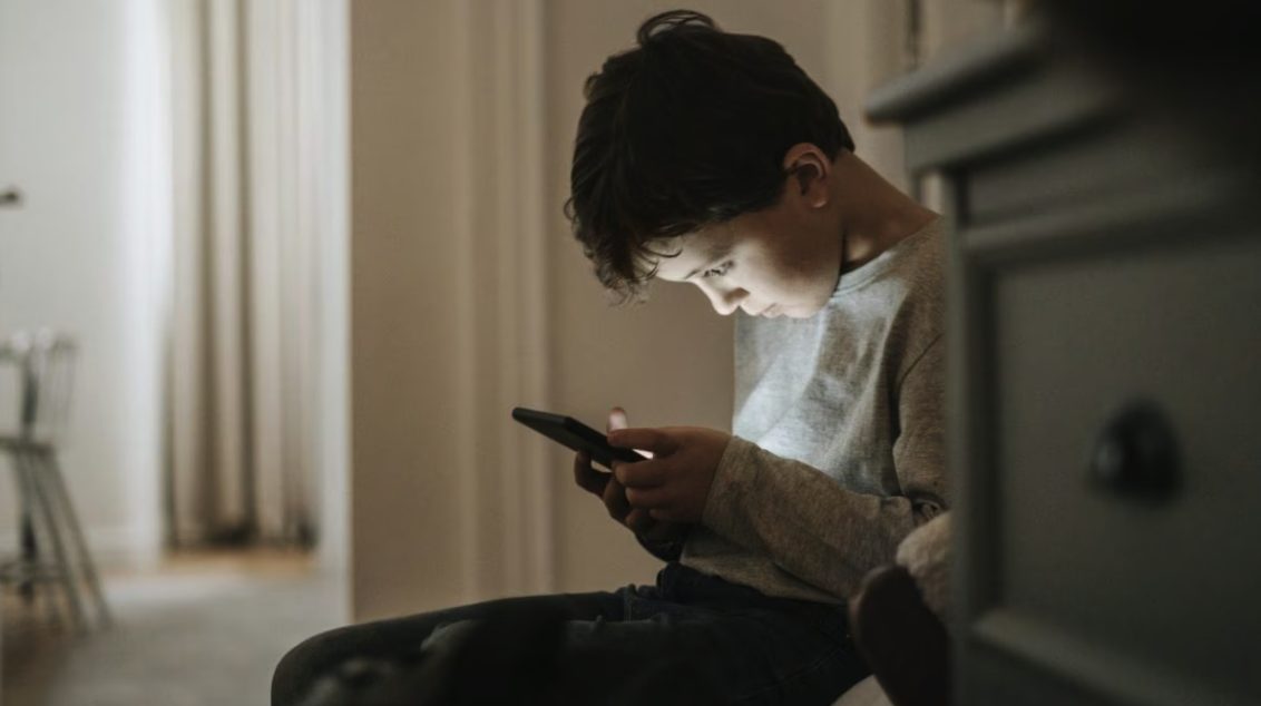 Governo Meloni, stretta sui social per i minori: possibile limite a 15 anni