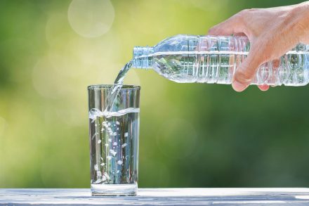 Perché ci sono bottiglie d’acqua sui marciapiedi? La verità dietro a questo curioso fenomeno