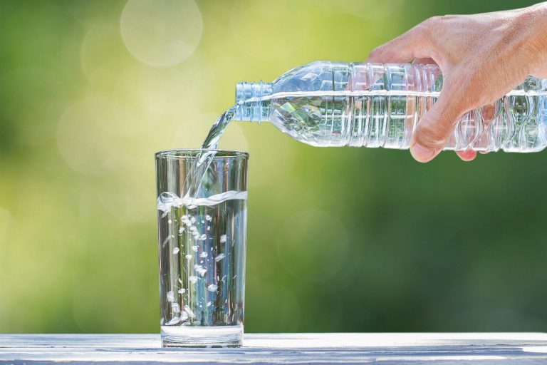 Perché ci sono bottiglie d’acqua sui marciapiedi? La verità dietro a questo curioso fenomeno